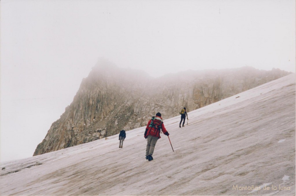 Delante Jesús cruzando el Glaciar del Aneto, delante el Pico Coronas